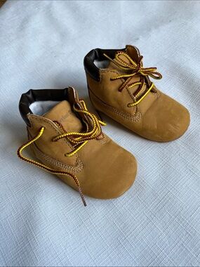 Timberland Lace-Up Boots Infant Crib Booties in wheat nubuck.
Size 3